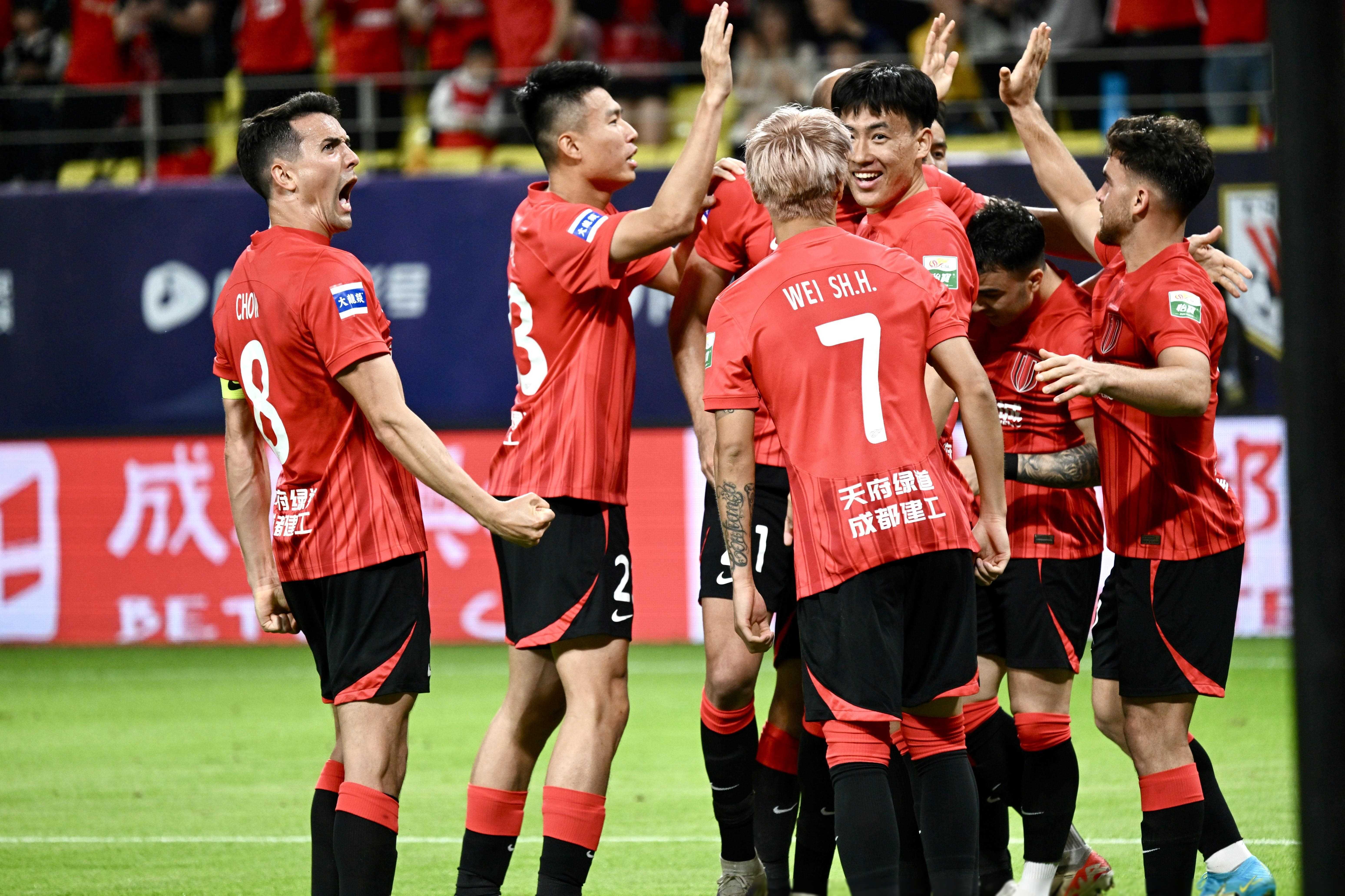 足球运动风起云涌，各路球队纷纷登场