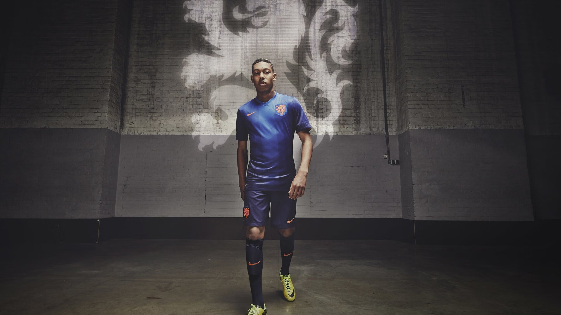 开云体育下载-绿茵场上的时空交错，当巴西桑巴军团邂逅佛罗伦萨紫百合，莫德里奇一锤定音定乾坤